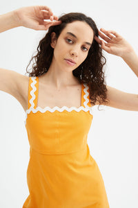 Abito corto con spalline e passamaneria arancio