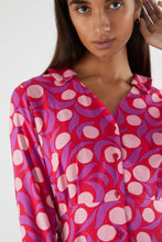 Carica l&#39;immagine nel visualizzatore di Gallery, Abito midi camicia con stampa fantasia rosa

