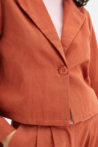 Blazer corto con collo con revers marrone