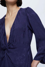 Carica l&#39;immagine nel visualizzatore di Gallery, ABITO IN JACQUARD BLU CON SCOLLO A V
