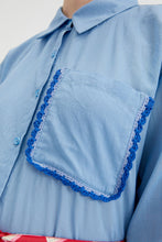Carica l&#39;immagine nel visualizzatore di Gallery, Camicia con dettaglio all&#39;uncinetto sulla tasca blu
