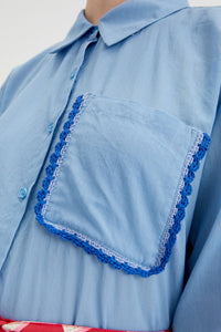 Camicia con dettaglio all'uncinetto sulla tasca blu