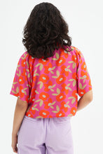 Carica l&#39;immagine nel visualizzatore di Gallery, Camicia in viscosa LENZING™ ECOVERO™ con fantasia floreale
