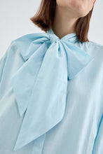 Carica l&#39;immagine nel visualizzatore di Gallery, Camicia oversize con grande fiocco blu
