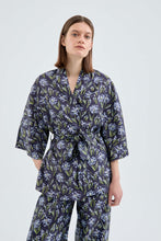 Carica l&#39;immagine nel visualizzatore di Gallery, Kimono con cintura e stampa floreale blu
