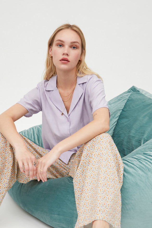 CAMICIA IN JACQUARD LEGGERO LILLA CON FIORI
