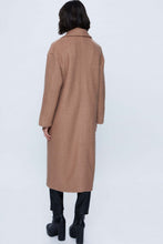 Carica l&#39;immagine nel visualizzatore di Gallery, CAPPOTTO LUNGO BEIGE CON COLLETTO A REVERS
