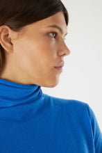 Carica l&#39;immagine nel visualizzatore di Gallery, Maglia a maglia fine con collo alto blu
