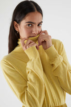 Carica l&#39;immagine nel visualizzatore di Gallery, Maglia a maglia fine con collo alto giallo
