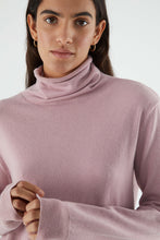 Carica l&#39;immagine nel visualizzatore di Gallery, Maglia a maglia fine con collo alto rosa
