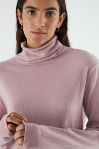 Maglia a maglia fine con collo alto rosa