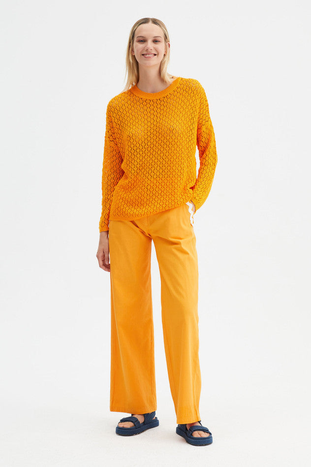 Maglione oversize all'uncinetto e manche lunghe arancio