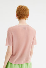 Carica l&#39;immagine nel visualizzatore di Gallery, Modello in maglia sottile a maniche corte rosa
