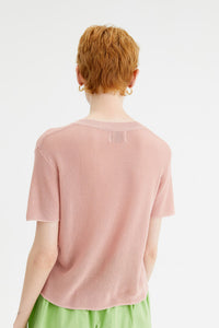 Modello in maglia sottile a maniche corte rosa