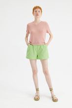Carica l&#39;immagine nel visualizzatore di Gallery, Modello in maglia sottile a maniche corte rosa
