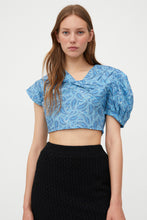 Carica l&#39;immagine nel visualizzatore di Gallery, CROP TOP ASIMMETRICO CON STAMPA PAISLEY
