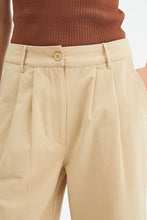 Carica l&#39;immagine nel visualizzatore di Gallery, Pantaloni lunghi dritti con pinces beige
