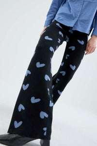 Pantaloni lunghi dritti in maglia con stampa a cuori