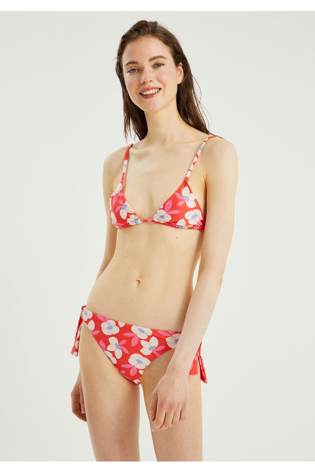 Parte superiore triangolare di un bikini con spalline e fantasia floreale