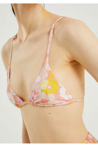 Parte superiore triangolare di un bikini con spalline e fantasia floreale