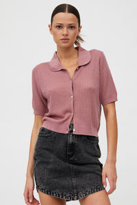 TOP ROSA IN MAGLIA APERTA CON COLLO A REVERS E BOTTONI