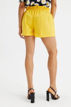 Carica l&#39;immagine nel visualizzatore di Gallery, Shorts a vita alta con cintura gialli
