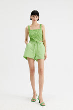 Carica l&#39;immagine nel visualizzatore di Gallery, Shorts a vita alta con cintura verdi
