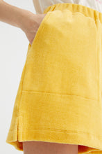 Carica l&#39;immagine nel visualizzatore di Gallery, Shorts a vita media in tessuto di spugna gialli
