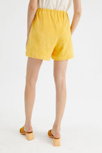 Carica l&#39;immagine nel visualizzatore di Gallery, Shorts a vita media in tessuto di spugna gialli
