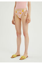 Carica l&#39;immagine nel visualizzatore di Gallery, Slip classico di un bikini con laccetto e fantasia floreale
