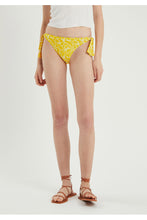 Carica l&#39;immagine nel visualizzatore di Gallery, Slip classico di un bikini con laccetto e fantasia frutta
