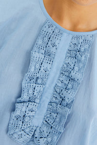 Top a maniche corte all'uncinetto blu