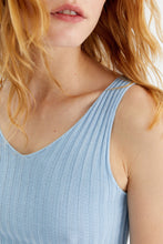 Carica l&#39;immagine nel visualizzatore di Gallery, Top con spalline in maglia a costine blu
