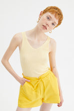 Carica l&#39;immagine nel visualizzatore di Gallery, Top con spalline in maglia a costine giallo
