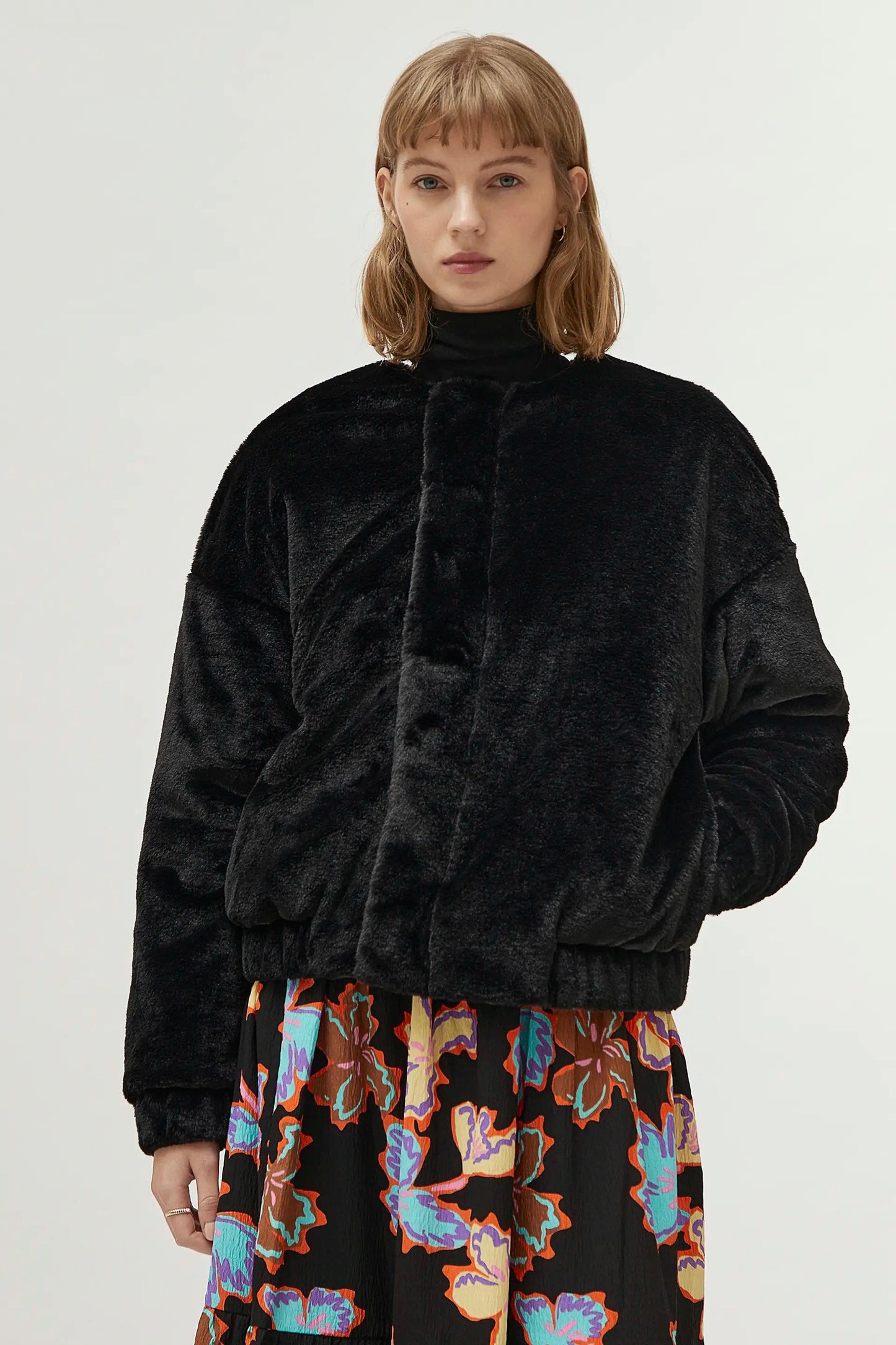 BOMBER NERO IN PELLICCIA SINTETICA