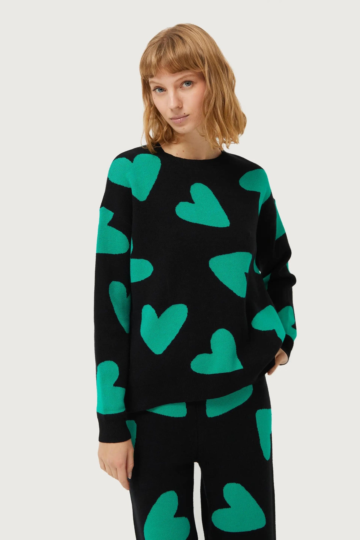 MAGLIONE NERO IN MAGLIA JACQUARD CON STAMPA CUORI VERDI