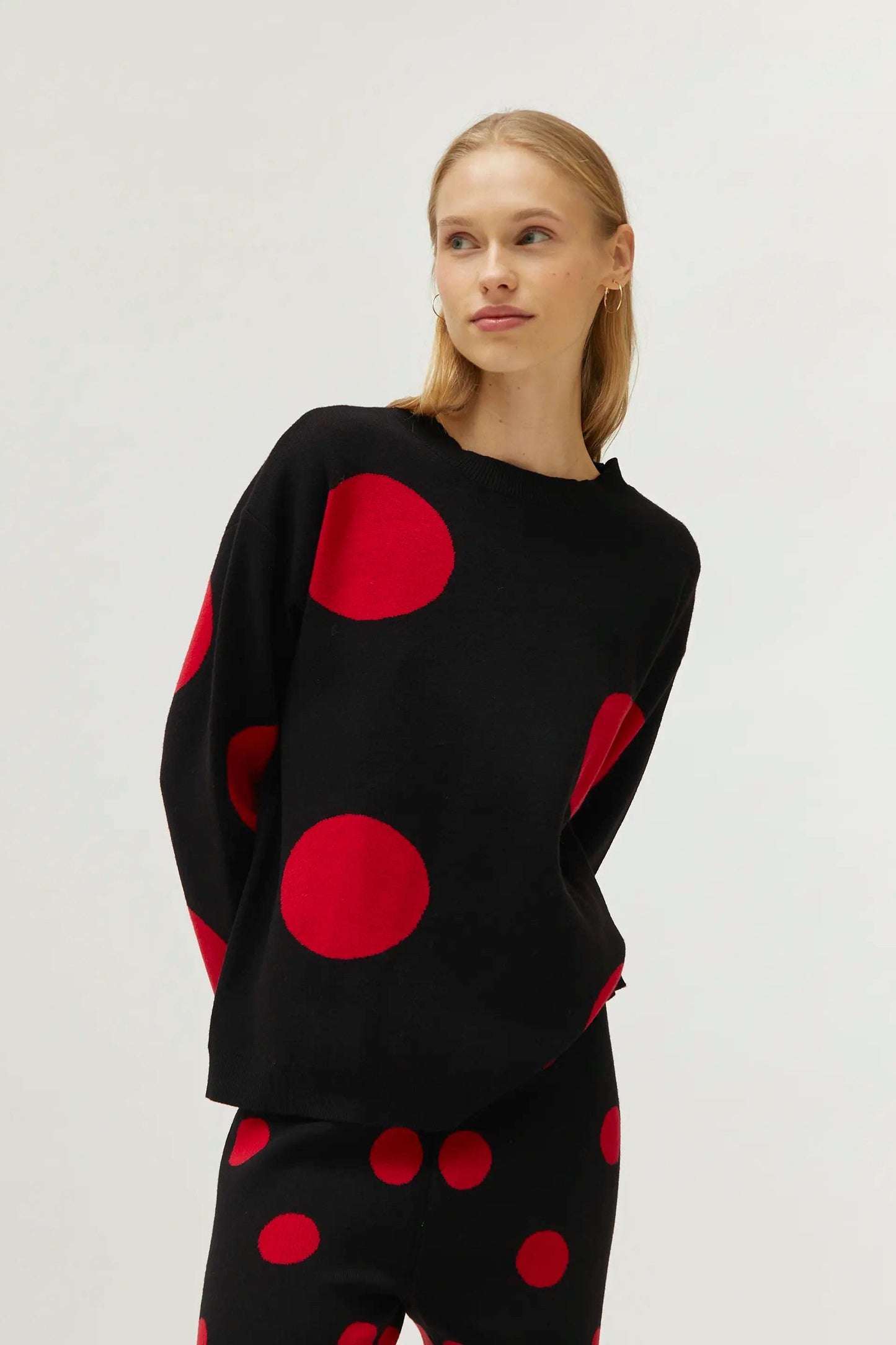 MAGLIONE NERO A POIS ROSSI IN MAGLIA JACQUARD