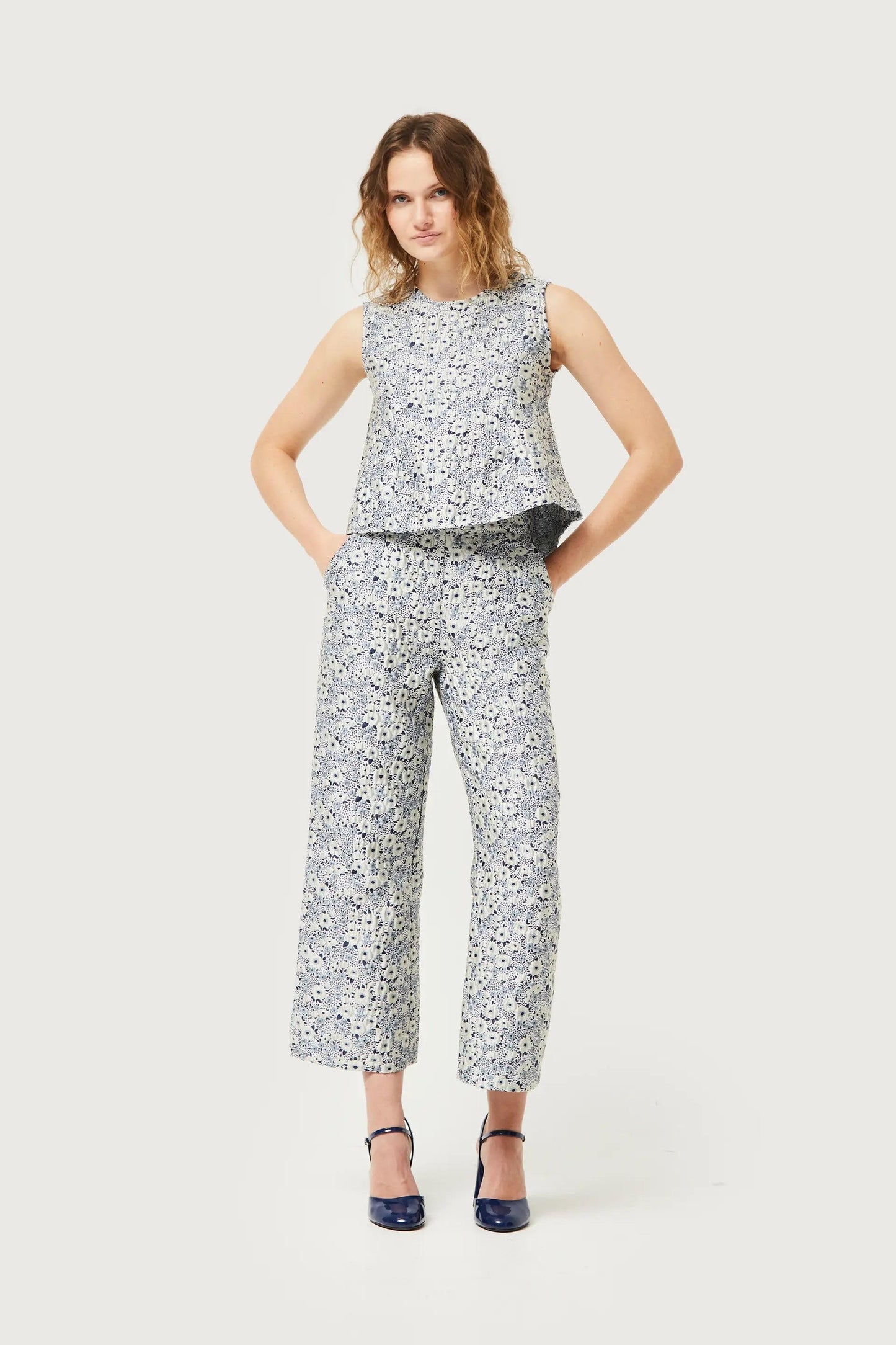 PANTALONE CON STAMPA FLOREALE BLU E BIANCA