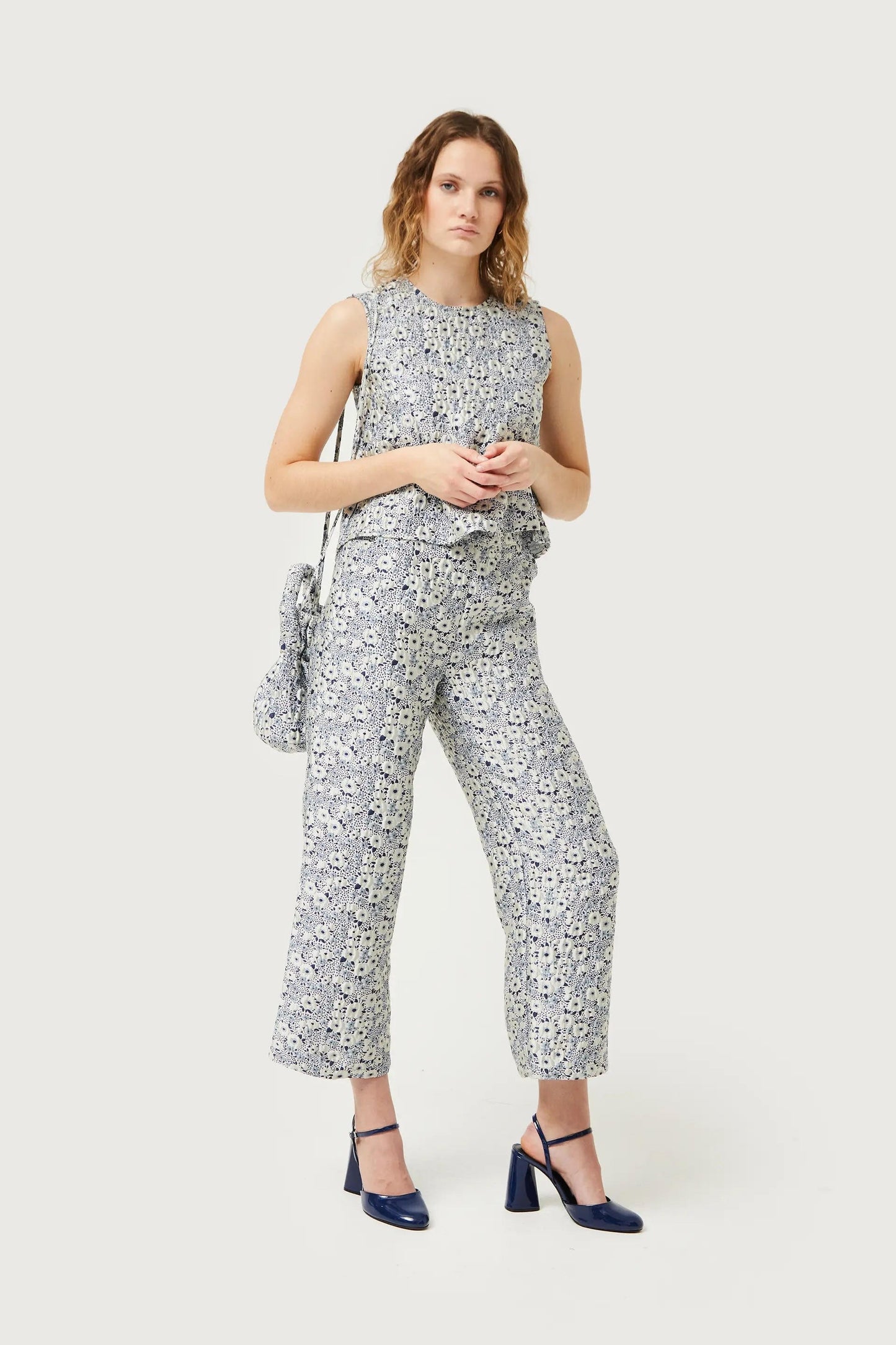 PANTALONE CON STAMPA FLOREALE BLU E BIANCA