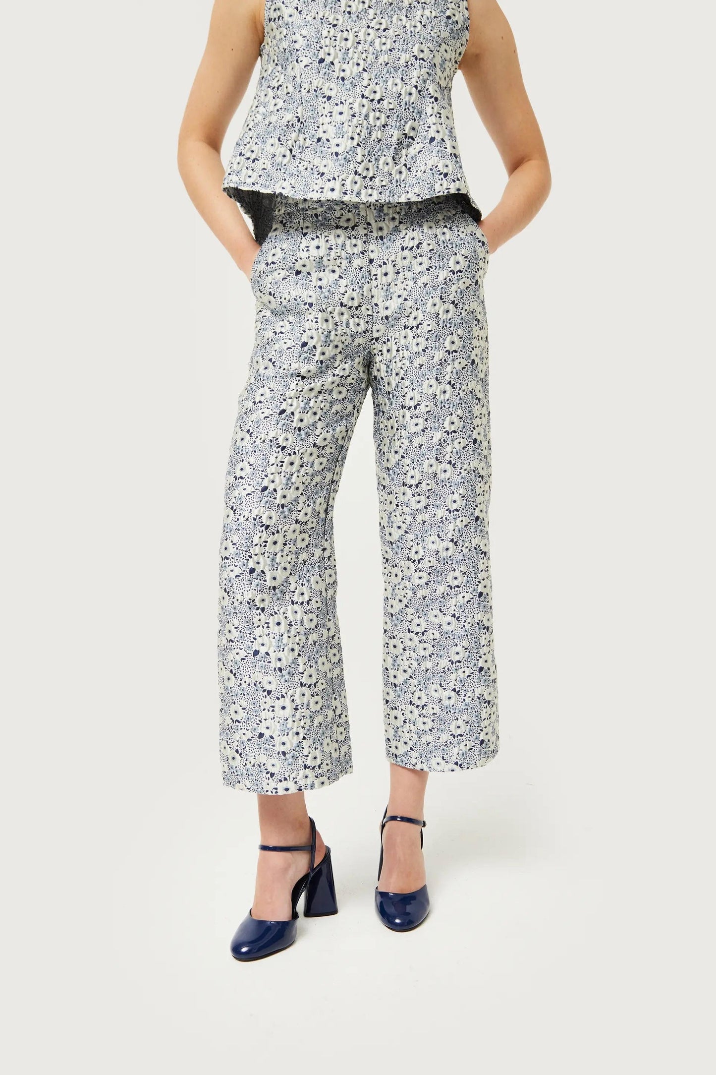 PANTALONE CON STAMPA FLOREALE BLU E BIANCA