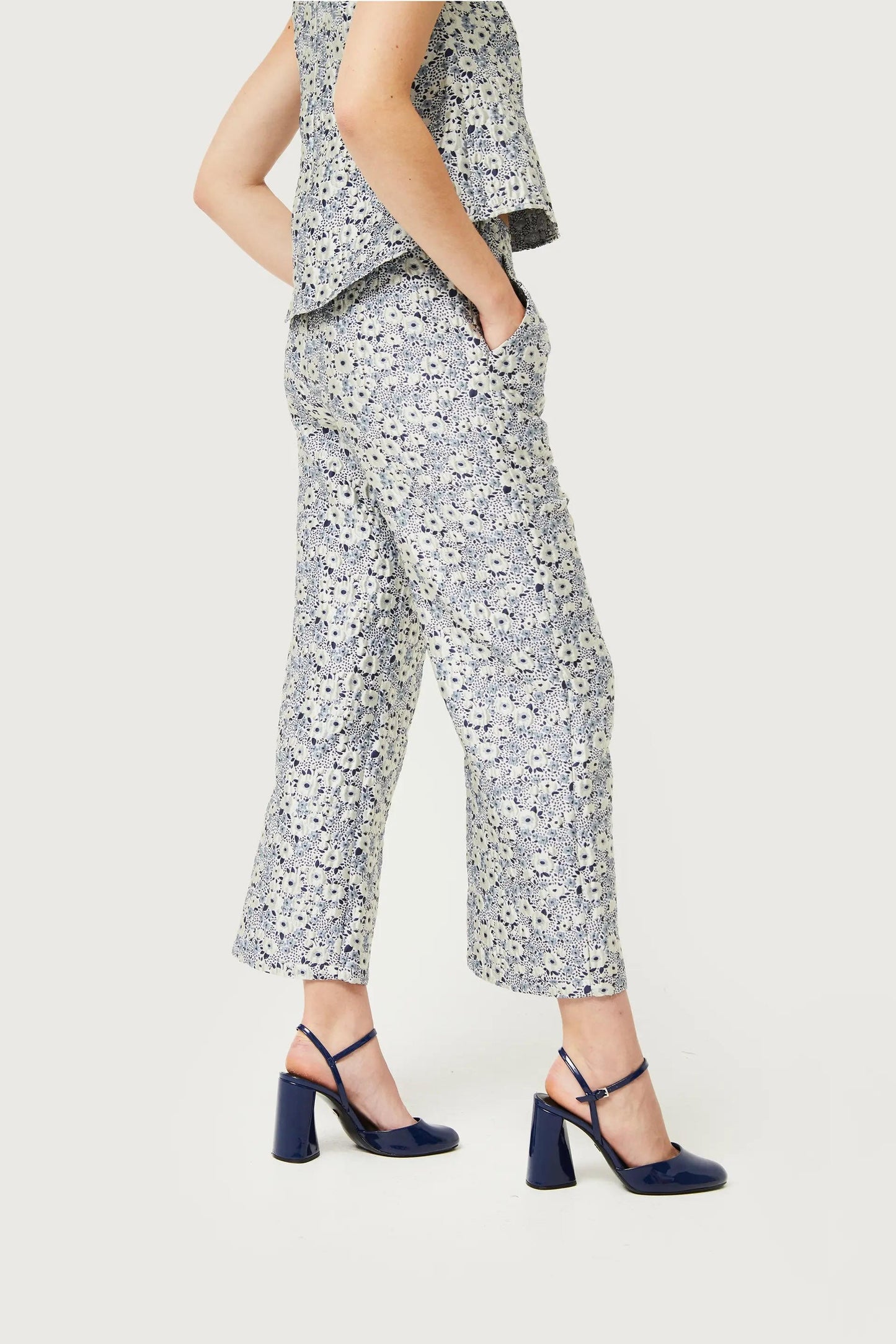 PANTALONE CON STAMPA FLOREALE BLU E BIANCA