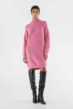 Carica l&#39;immagine nel visualizzatore di Gallery, Vestito midi in maglia con collo alto rosa

