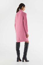 Carica l&#39;immagine nel visualizzatore di Gallery, Vestito midi in maglia con collo alto rosa
