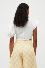 Carica l&#39;immagine nel visualizzatore di Gallery, CROP TOP ASIMMETRICO IN POPELINE BIANCO
