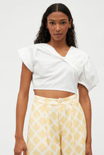 Carica l&#39;immagine nel visualizzatore di Gallery, CROP TOP ASIMMETRICO IN POPELINE BIANCO
