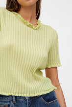 Carica l&#39;immagine nel visualizzatore di Gallery, TOP GIALLO IN MAGLIA APERTA CON MANICHE CORTE
