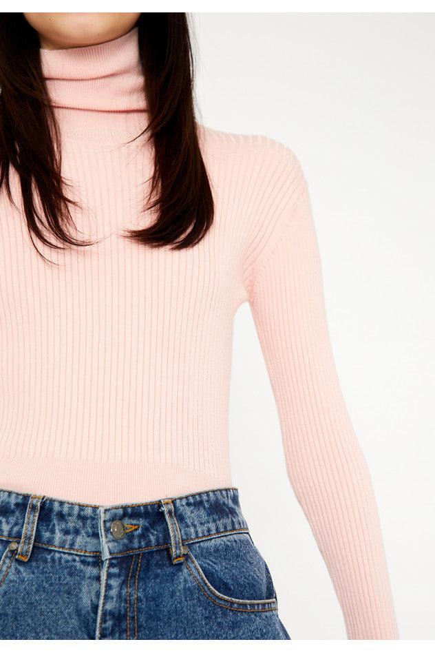 MAGLIA ADERENTE A COSTINE CON COLLO ALTO A MANICHE LUNGHE ROSA