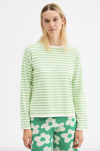 Modello basic in maglia a righe verdi