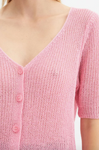 Carica l&#39;immagine nel visualizzatore di Gallery, Cardigan in maglia testurizzata a maniche corte rosa

