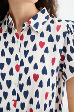 Carica l&#39;immagine nel visualizzatore di Gallery, Camicia a maniche corte con stampa a cuori
